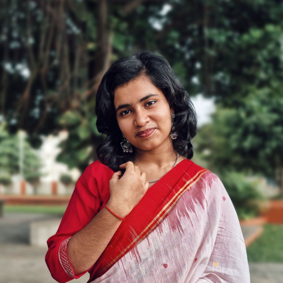 তাঁতের শাড়ি — সাদা লাল পাড়